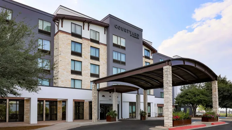 Courtyard-Austin-Airport-Exterior